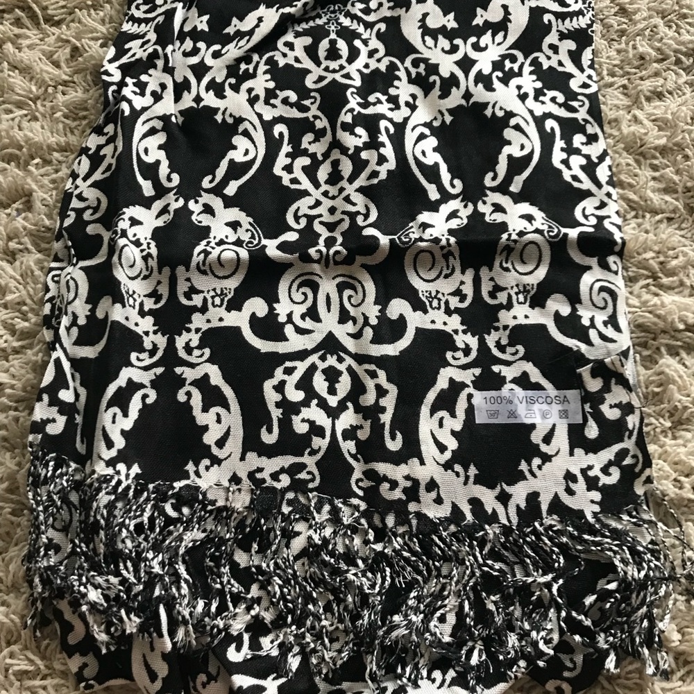 White-Black scarf 🧣